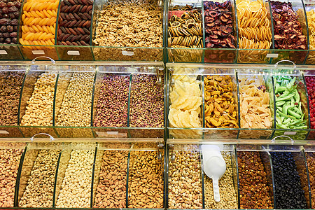 商店里新鲜的各种坚果干果市场摊位各种干果坚果背景图片
