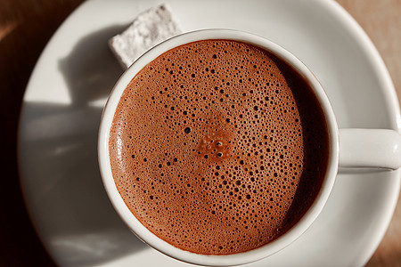 杯土耳其咖啡,泡沫棕色的木桌上,托普维尤杯带泡沫的土耳其咖啡图片
