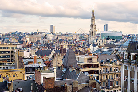 远处看布鲁塞尔市政厅的尖上布鲁塞尔市政厅的尖顶布鲁塞尔的图片