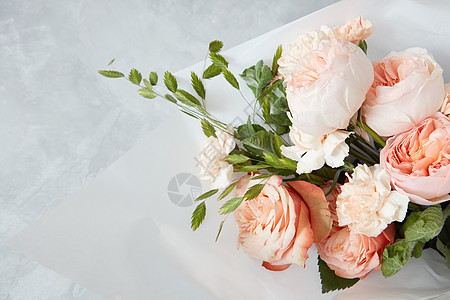 礼物礼物赠送的玫瑰花的特写玫瑰花代表白色背景女士日白色背景的玫瑰图片