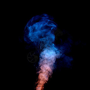 红色蓝色烟雾黑色背景上运动彩色烟雾运动图片