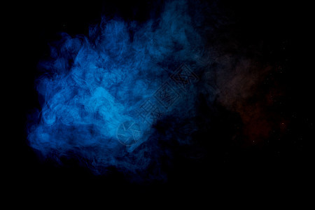 黑色背景上的蓝色烟雾云蓝色烟雾的云图片