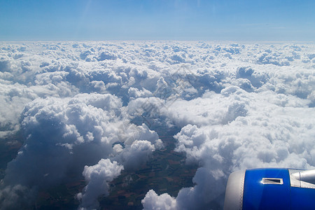 飞机的机翼飞越蓝天多云的天空飞行期间机翼飞机处于高度图片