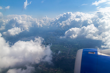 飞机机翼飞机涡轮飞行蓝天白云云层天空透过飞机的窗户,图片
