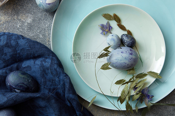 粉彩蓝色灰色复活节彩蛋手工陶瓷盘子,碗厨房毛巾乡村灰色背景顶部视角鸡蛋背景图片