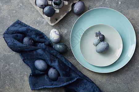 最高视角彩色蓝色灰色复活节彩蛋手工陶瓷盘子,碗厨房毛巾乡村灰色背景鸡蛋背景上图片