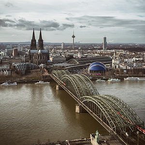 科隆大教堂霍恩佐伦桥的景色,科隆三角塔看,科隆,德国看科隆大教堂霍恩佐伦桥的景色,图片