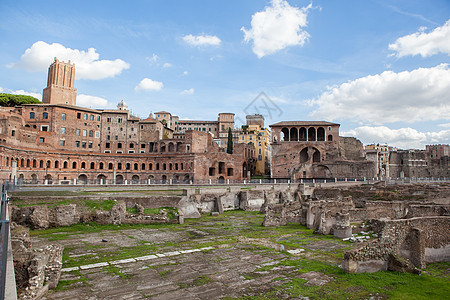 罗马论坛的视图,重点土星的太阳穴前景意大利罗马古罗马遗址罗马的历史地点晴天的罗马城图片