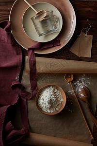 用木制桌子上的器皿烹饪配料厨房设备烹饪手段图片