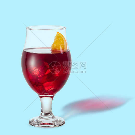 璃与新鲜鸡尾酒与冰块橙色隔离蓝色背景鸡尾酒加冰块橘子图片