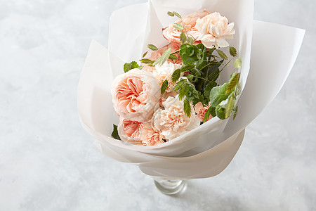 女士日白色背景的璃花瓶中代表的玫瑰花礼物礼物的玫瑰花白色背景上的玫瑰图片