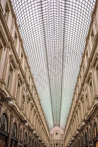 布鲁塞尔的休伯特画廊,以其高端商店而闻名布鲁塞尔购物画廊的高天花板图片