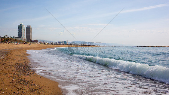 西牙巴达洛纳加泰罗尼亚的沙滩它欧洲最受欢迎的海滩之巴达洛纳的沙滩加泰罗尼亚图片