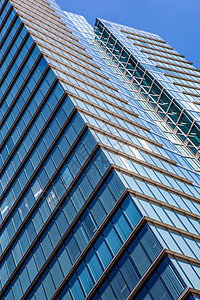贝尔加科姆办公楼市中心商业区,蓝天清澈布鲁塞尔比利时布鲁塞尔的现代办公楼图片