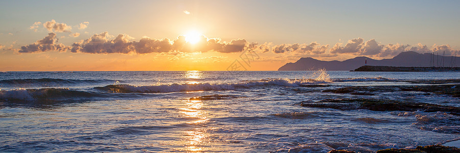 热带海滩上五颜六色的日落的全景自然美丽,五颜六色的日落海滩上图片