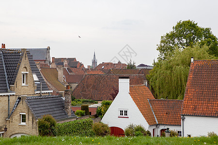 传统的中世纪红色屋顶建筑布鲁日蓝天背景传统的中世纪红色屋顶建筑图片
