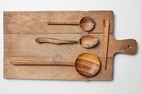 厨房用具套木制盘子,木制勺子,白色背景上的木刀厨房用具套木制盘子,勺子,刀图片