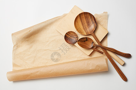 羊皮纸各种白色背景的木勺子烤纸上的木制勺子图片