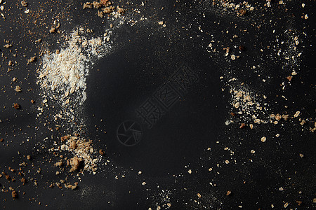 黑色背景上洒粉包屑以盘子的形式拍摄的特写可以用来记录你的想法情绪感情背景上洒粉图片