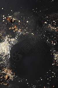 食品工业烘焙行业黑色背景上洒粉包屑以盘子的形式拍摄的特写可以用来记录你的想法情绪感情背景上图片