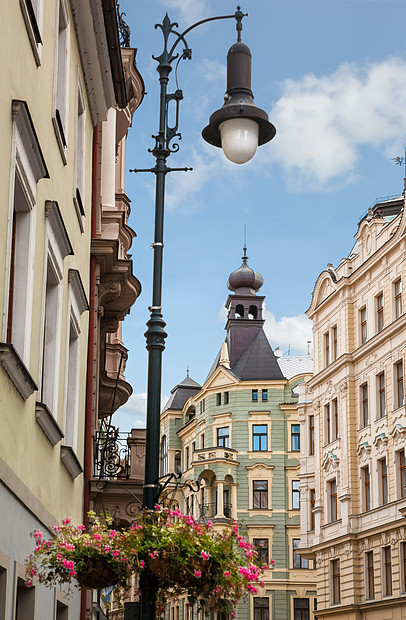 布拉格城堡附近条历史街道上的盏美丽的旧壁灯,背景hradcany区的屋顶窗户布拉格城堡附近的条历史街道上美丽的旧图片