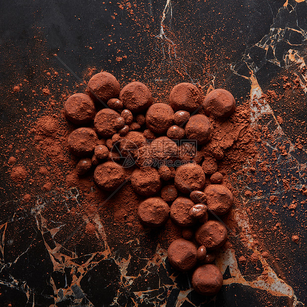 黑色大理石背景下的自制巧克力松露最高视角,自制巧克力松露图片