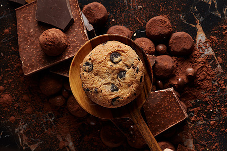 自制可可粉糖果木勺上自制巧克力饼干新鲜自制巧克力片饼干图片