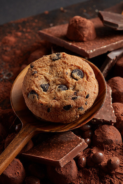 用可可粉糖果木勺上自制巧克力饼干新鲜巧克力饼干图片