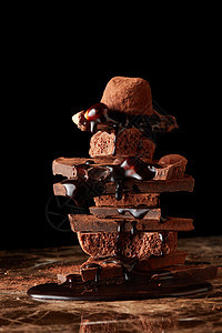 堆黑巧克力,大理石背景上滴巧克力堆碎块巧克力图片