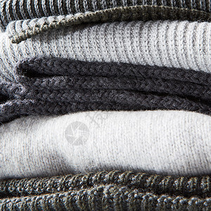 白色背景上叠温暖的冬天针毛衣叠温暖的冬季针毛衣图片