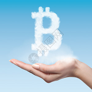 女人持蓝色背景上的云制成的比特币符号,虚拟货币比特币符号由云制成图片