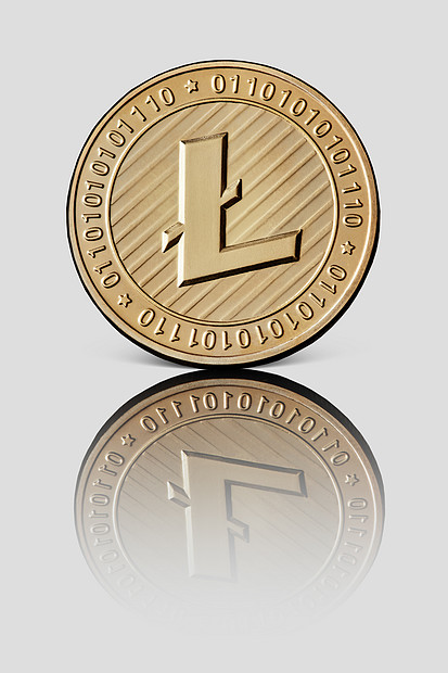 金币Litecoin与反射白色光泽背景虚拟密码货币世界范围内的加密货币数字支付系统的图像白色光泽背景上的金币图片