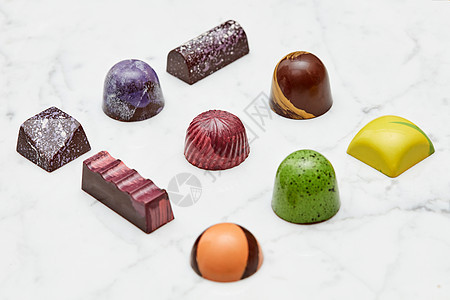 各种巧克力糖果糖果的集合,孤立白色大理石背景上套各种手工制作的糖果图片