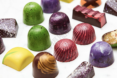 各种巧克力糖果的图案,隔离白色大理石上什锦巧克力糖果图片