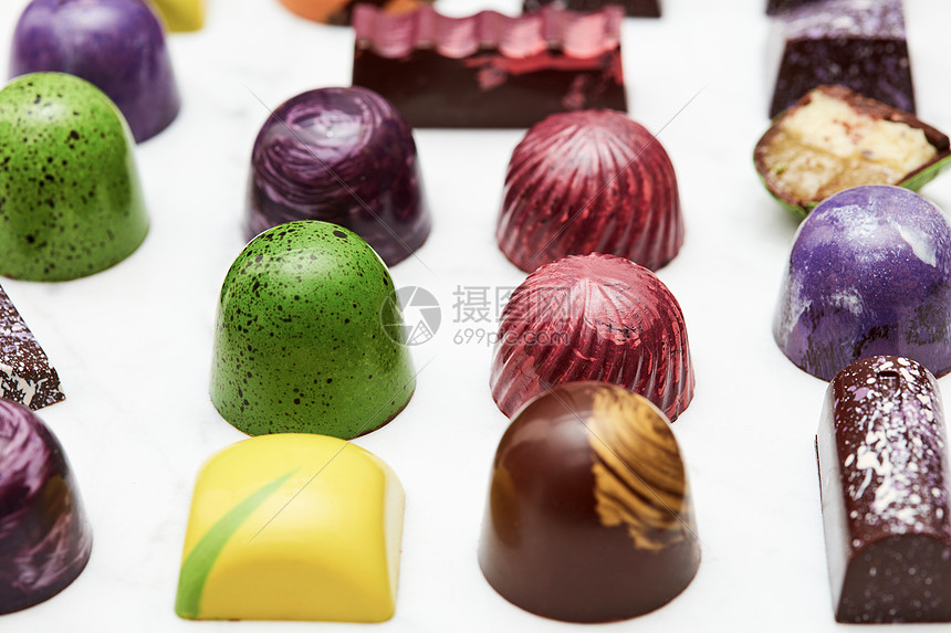 白色大理石背景上的彩色巧克力糖果彩色巧克力糖果图片