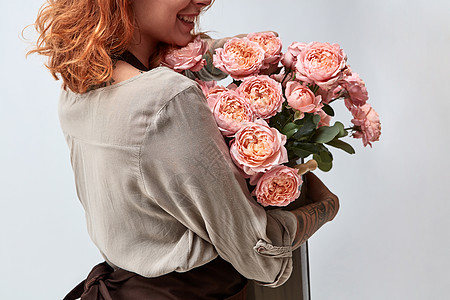 美丽的微笑女孩带着粉红色的媒体玫瑰个女人着个花瓶母亲节美丽的微笑女孩带着玫瑰图片