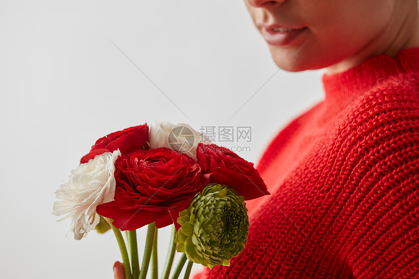 女孩没脸 个白色的背景上花 文字下的地方女人穿着件红色运动衫 白色的背景上花高清图片下载 正版图片 摄图网 女孩没脸 个白色的背景上花 文字下的地方女人穿着件红色运动衫 白色的背景上花高清图片下载 正版图片 摄图网