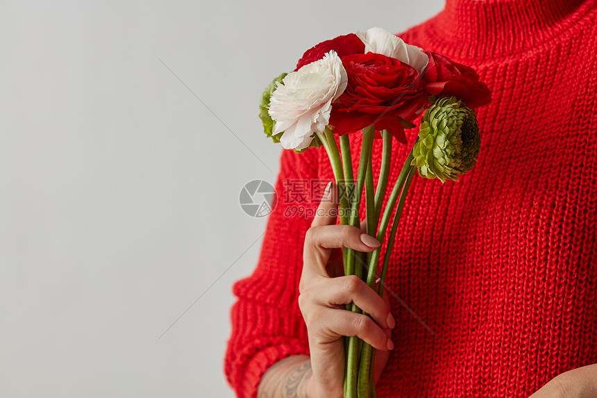 红色 绿色 白色的毛花女孩手里着温柔的花 背景灰色的 母亲节鲜艳的鲜花 女人手捧灰色的背景高清图片下载 正版图片 摄图网 红色 绿色 白色的毛花女孩手里着温柔的花 背景灰色的 母亲节鲜艳的鲜花 女人手捧灰色的背景高清图片下载 正版图片 摄图网