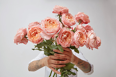 大粉红色玫瑰女孩牵手,情人节母亲节的新鲜的粉红色玫瑰,抱着个女孩图片