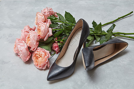 黑色女鞋灰色背景上美丽的粉红色玫瑰花,情人节的,粉红色的玫瑰女鞋图片