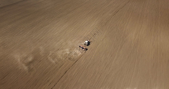 现代联合收割机场景工作播种收获农学的无人机的照片用农业机械进行田间作业的收获场的鸟瞰图图片