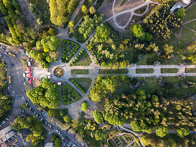 鸟瞰基辅市个植物园,小巷人们散步条道路与停放的汽车无人机照片鸟瞰基辅市植物园与游客春天无人机照片图片