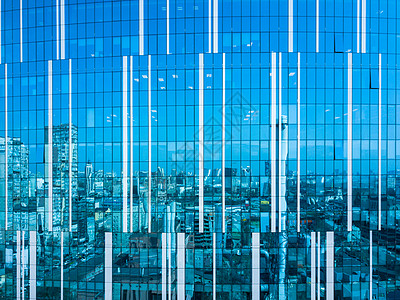 乌克兰基辅阳光明媚的天,现代办公楼窗户的空中拍摄反映了城市景观基辅璃立现代办公楼的城市景观反射背景图片