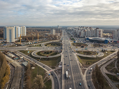 基辅,乌克兰20181月11日基辅市高速公路交叉口的鸟瞰图乌克兰无人机上拍摄的照片高速公路交通公路的鸟瞰图图片