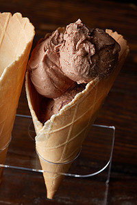 新鲜的冷冰淇淋华夫饼锥特写华夫饼锥里的甜冰淇淋图片