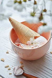美味的冰淇淋与华夫饼锥个盘子花白色的木制背景美味的冰淇淋图片