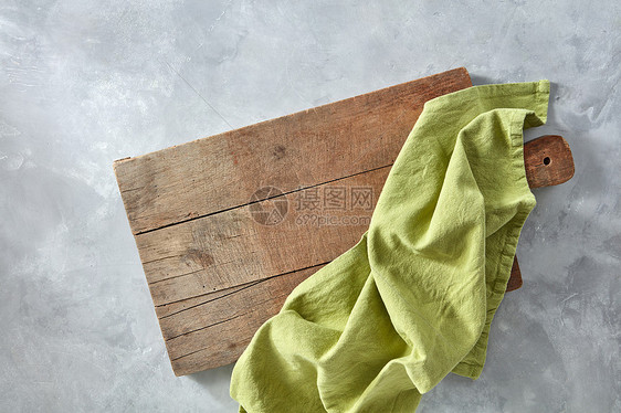 绿色厨房餐巾纸上的旧木板上的灰色混凝土背景与的风景灰色混凝土背景上绿色厨房餐巾纸的木板,上图片