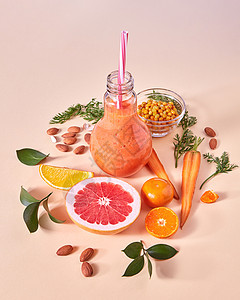 天然成分的健康冰沙橙色蔬菜,水果,沙棘,坚果璃纸上素食健康饮食的健康早餐,柑橘类水果沙棘胡萝卜杏仁橙色图片
