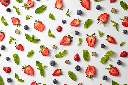 五颜六色的水果馅饼成红色成熟草莓,蓝莓绿色春季薄荷叶分离白色背景上,平躺水果图案与半草莓,蓝莓薄荷叶白色背景,顶部图片