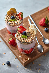 健康的粉红色奶昔与天然水果草莓,香蕉,蓝莓,燕麦片辣椒种子木板上的灰色背景超级食品,天然排,饮食健康食品机酸奶图片